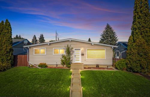 Edmonton House | Moonlight Haus Prime Access to Whyte Downtown