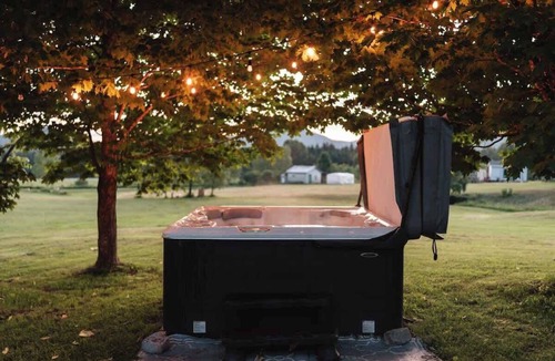 Saint-Leonard-de-Portneuf House | Mountain Views, Hot Tub, Bike Trail Access