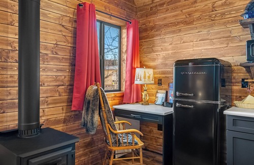 Foothills County Cabin | Mount Evan Cabin - Luxury Riverside Cabin