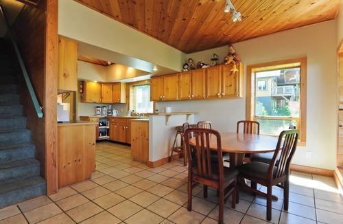 Courtenay Ski Chalet | Mount Washington Guesthouse - 5 bedroom lock-off