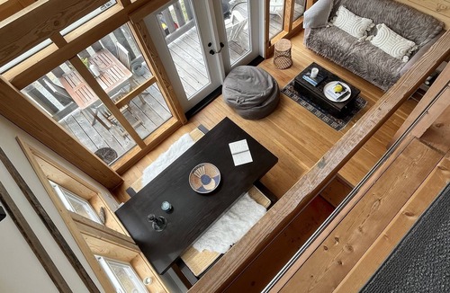 Courtenay Ski Chalet | Mount Washington Chalet sleeps 4-7 directly on the mountain