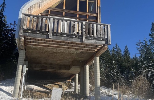 Courtenay Ski Chalet | Mount Washington Chalet sleeps 4-7 directly on the mountain