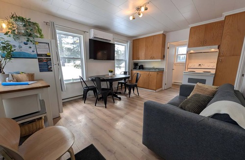 Saint-Tite-des-Caps Ski Chalet | Mountain Breeze Refuge near Mont-Ste-Anne