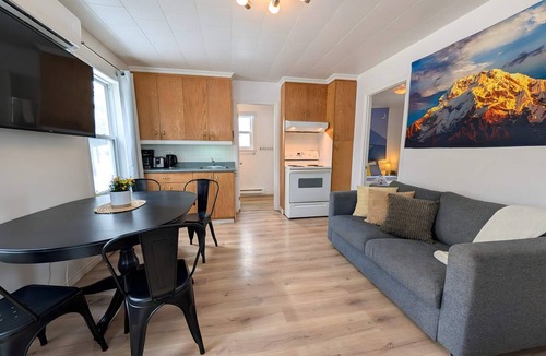 Saint-Tite-des-Caps Ski Chalet | Mountain Breeze Refuge near Mont-Ste-Anne