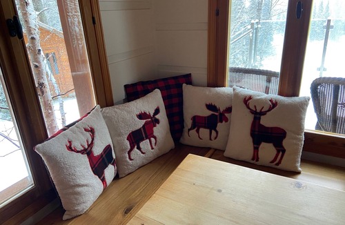 Lac-Superieur Ski Chalet | Mountain cottage and river near the Mont Tremblant North Slope