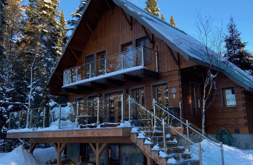 Lac-Superieur Ski Chalet | Mountain cottage and river near the Mont Tremblant North Slope