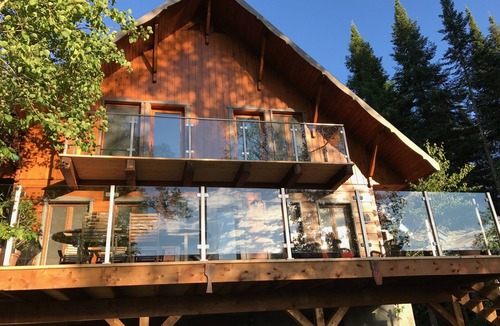 Lac-Superieur Ski Chalet | Mountain cottage and river near the Mont Tremblant North Slope