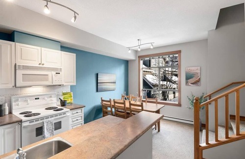 Village North House | Mountain Escape w/Amazing Views | 2 bdr/2bath | free parking | Perfect Location