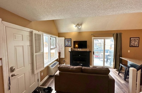 Craigleith Condo | Mountain Loft Suite with Pool and Hot Tub