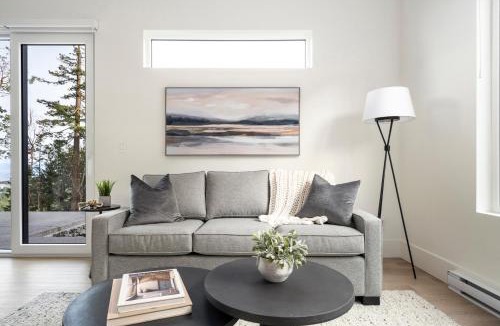 Regional District of Nanaimo House | Mountain Suite - Ocean View Fire Pit - Fully Equipped Kitchen - WD