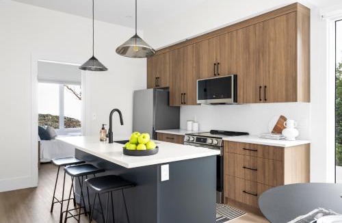 Regional District of Nanaimo House | Mountain Suite - Ocean View Fire Pit - Fully Equipped Kitchen - WD