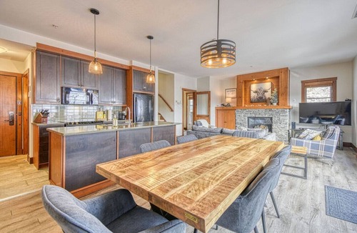 Versant Soleil Condo | Mountain View Home w/Hot Tub, Steps to Casino