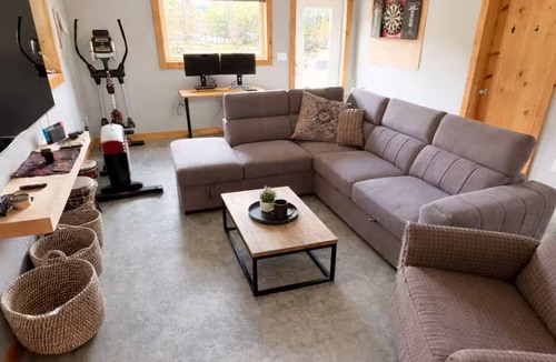 East Kootenay House | Mountain View | Hot Tub | Golf Ski | Ping-Pong | Fire-pit | Dogs | Yard | Garden