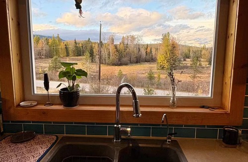 East Kootenay House | Mountain View | Hot Tub | Golf Ski | Ping-Pong | Fire-pit | Dogs | Yard | Garden