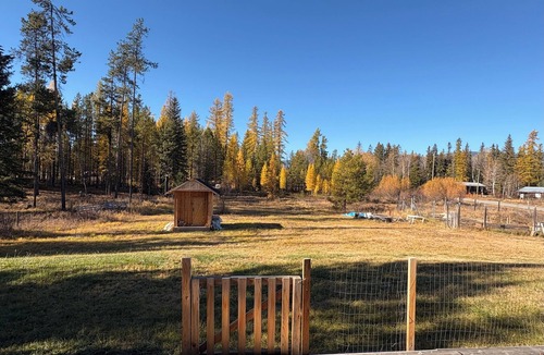 East Kootenay House | Mountain View | Hot Tub | Golf Ski | Ping-Pong | Fire-pit | Dogs | Yard | Garden