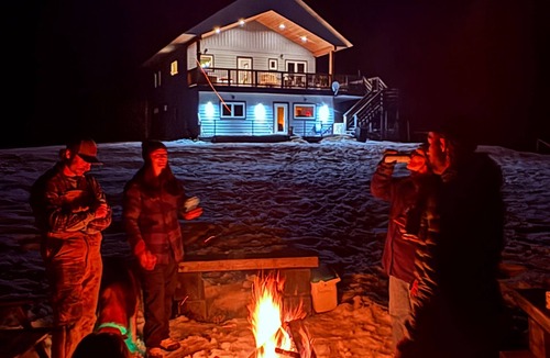 East Kootenay House | Mountain View | Hot Tub | Golf Ski | Ping-Pong | Fire-pit | Dogs | Yard | Garden