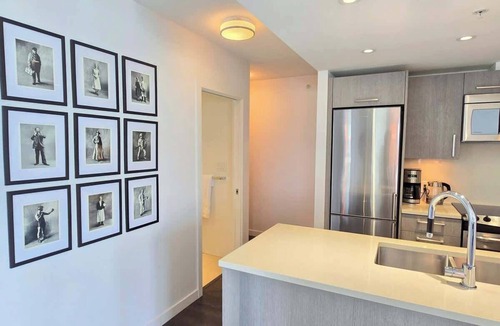 Downtown Eastside Condo | Mountain View l Gym, Patio & Parking, 5 mins to DT