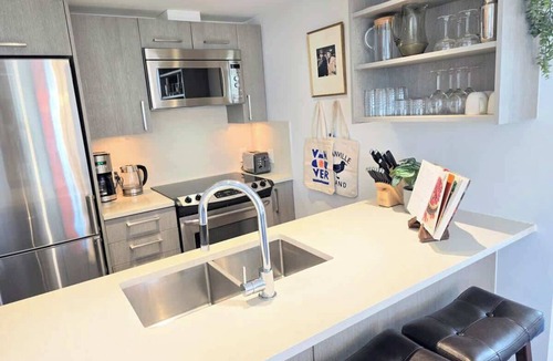 Downtown Eastside Condo | Mountain View l Gym, Patio & Parking, 5 mins to DT