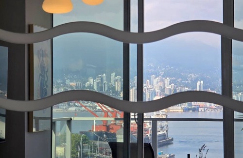 Downtown Eastside Condo | Mountain View l Gym, Patio & Parking, 5 mins to DT