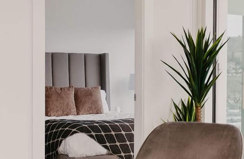 Cultural District Condo | MOUNTAIN VIEW ✧ SLEEPS 4 | CLOSE TO KGH/UBCO ✧