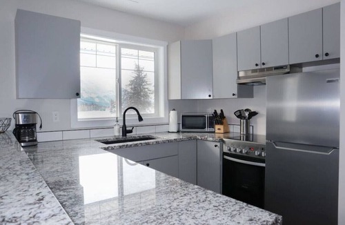 Harvie Heights Apartment | Mountain Views & Hot Tub Minutes to Banff Park