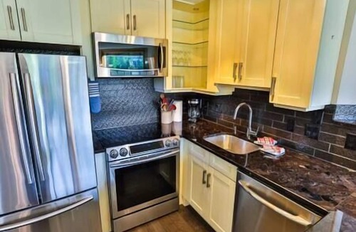 East Kootenay Condo | Mountain Views/Hot Tub/Sauna/2 bdr