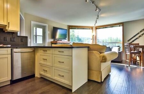 East Kootenay Condo | Mountain Views/Hot Tub/Sauna/2 bdr