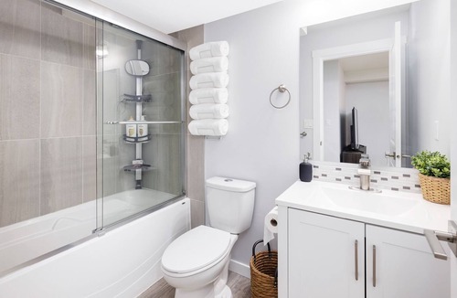 Sardis House | Mountain Views in an Exclusive Neighbourhood, Close to hot Springs/fishing Spots