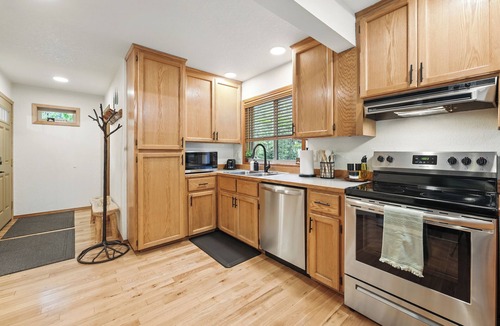 Rhododendron Cabin | Mt Hood Cabin With Hot Tub Near Sandy River & Hiking