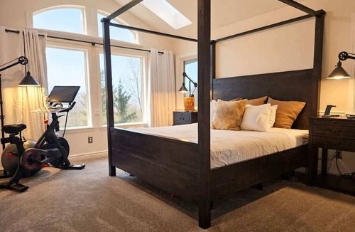 Snohomish Bed & Breakfast | Mt View Private Bedroom Suite w Hot Tub and Arcade