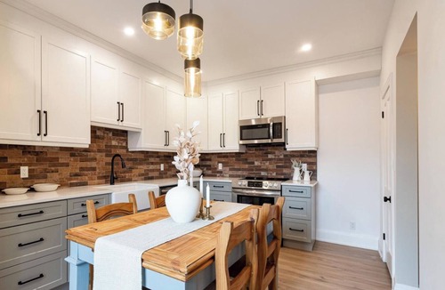 Huntsville House | Muskoka Stay in Downtown Huntsville with Firepit