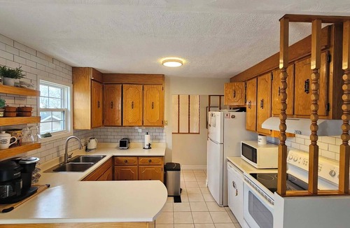 Birchy Bay House | Nan & Pop's Waterfront Retreat, Offering a breathtaking view of the bay!