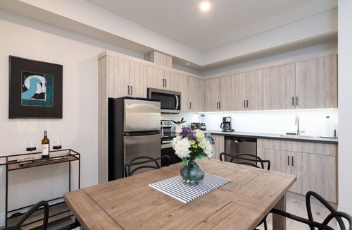 Okanagan-Similkameen Bed & Breakfast | Naramata Dreaming: Panoramic Deck Suite w/Heated Pool & Views
