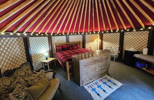 Upper Squamish House | Nature Nook Yurt - Red Door