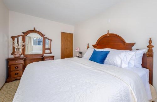 Grandview-Woodland House | Near Skytrain only 10 mins 2 stops away from nearby stadium with Free Parking and Full Kitchen