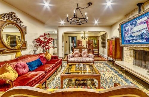 Knight House | Neocolonial Nouveau Kensington Vacation Home