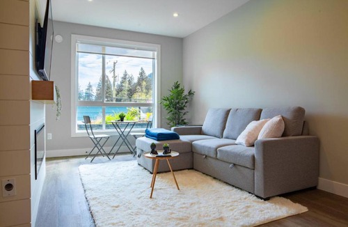 Harrison Hot Springs House | New 1 Bed Condo with Mtn Views