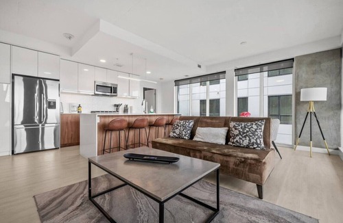 Kensington Apartment | NEW | 2BR | Mins to Saddledome | UG Parking | AC