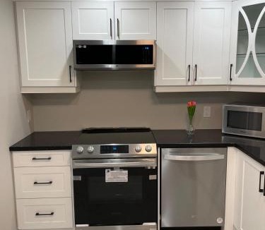 Oakville Apartment | New Basement Apartment unit sleeps 4