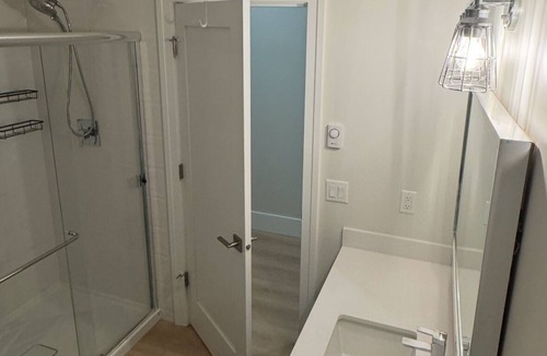 Fort Langley Apartment | New Bright Modern Guest Suite
