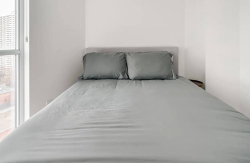Cabbagetown Condo | New Downtown 1 bedroom + Den