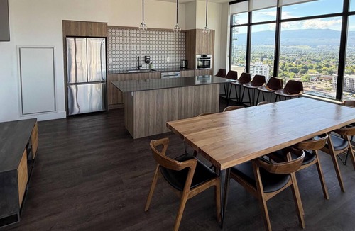Downtown Kelowna Condo | New DT Condo King Bed, Massage Chair, Lake Access @Brooklyn 1711