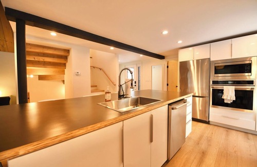 Raymond House | New for 2026 – Owl’s Nest | Modern Lakeside 3-Bedroom Retreat