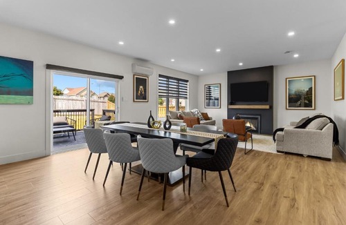 St. John's House | NEW Golfers Dream Modern Patio King Bed