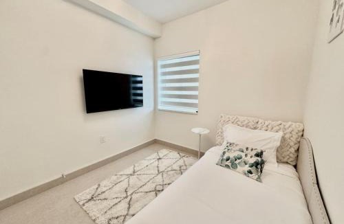 Sunset House | New Home 10 Mins from Airport