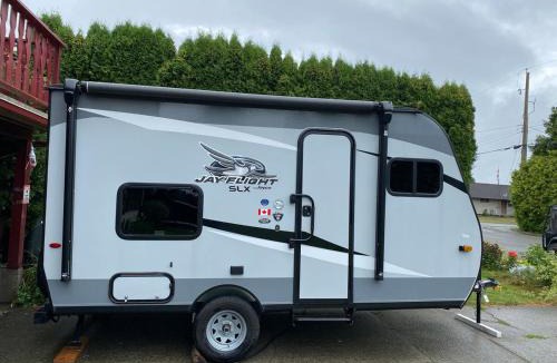 Aldergrove House | New Jayco trailer with comfy queen bed & Air-con