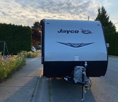 Aldergrove House | New Jayco trailer with comfy queen bed & Air-con
