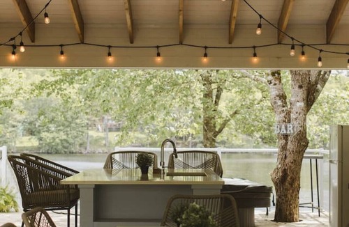 East Hants Cottage | New Lakefront Luxury Cottage w/Hot Tub
