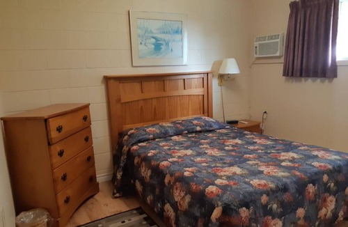 New London Apartment | New London Bay Motel - 2 Queen Beds Apartment #4 or #8