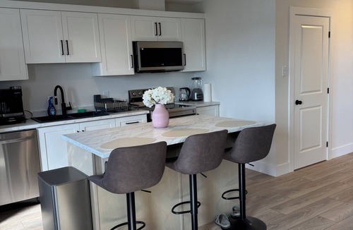 Paradise Apartment | New Luxury 3-Bedroom Getawayl Free Parking| Trail